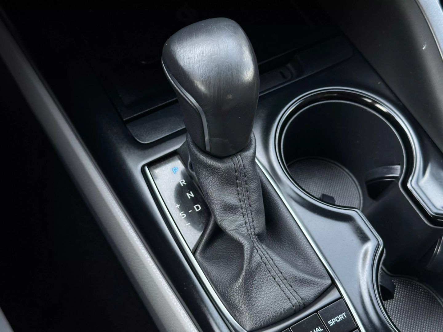 2020 Toyota Camry Hybrid - Image 38