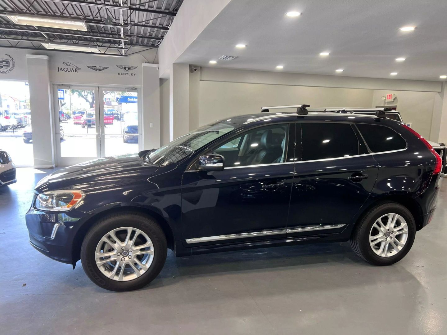 2016 Volvo Xc60 T5 Platinum Sport Utility 4d - Image 4