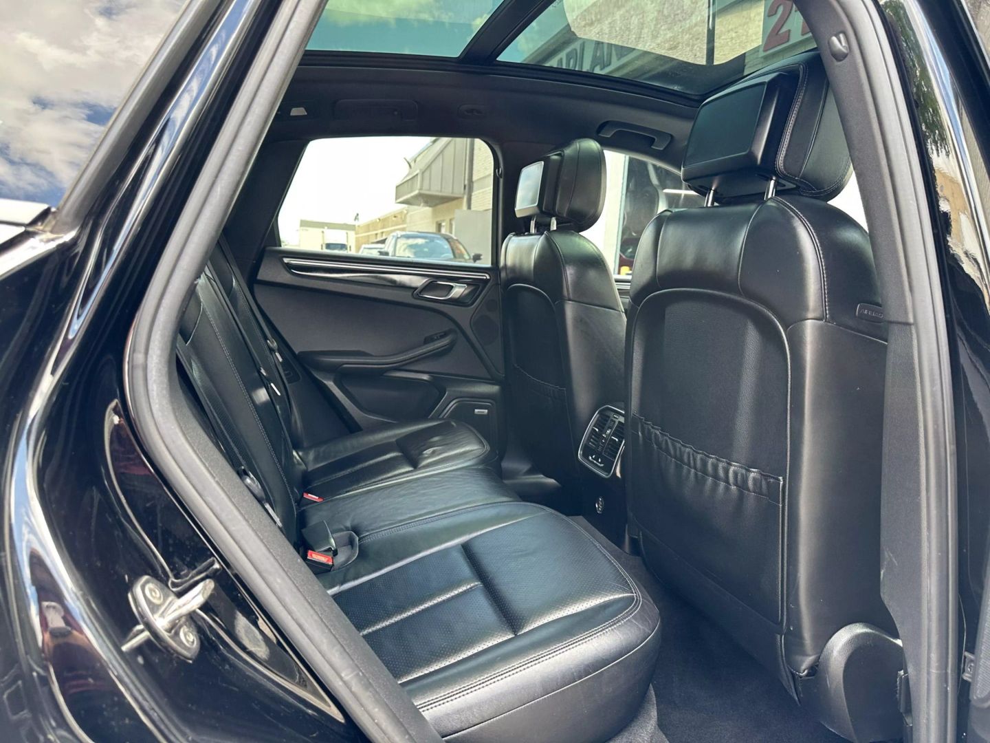 2017 Porsche Macan - Image 24