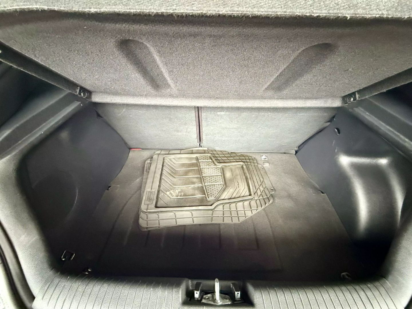 2013 Hyundai Veloster - Image 18