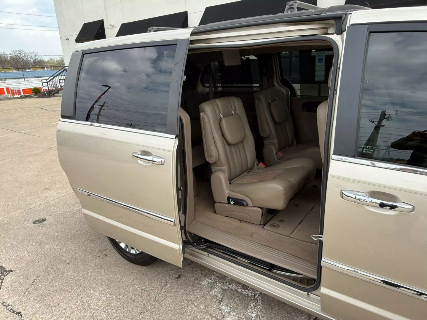 2016 Chrysler Town & Country - Image 25