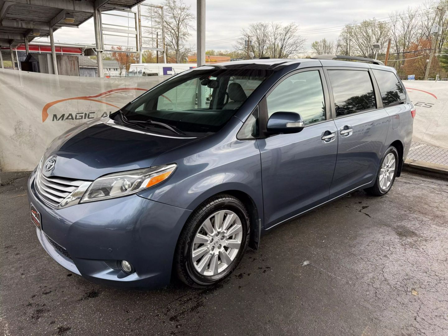 2017 Toyota Sienna - Image 8