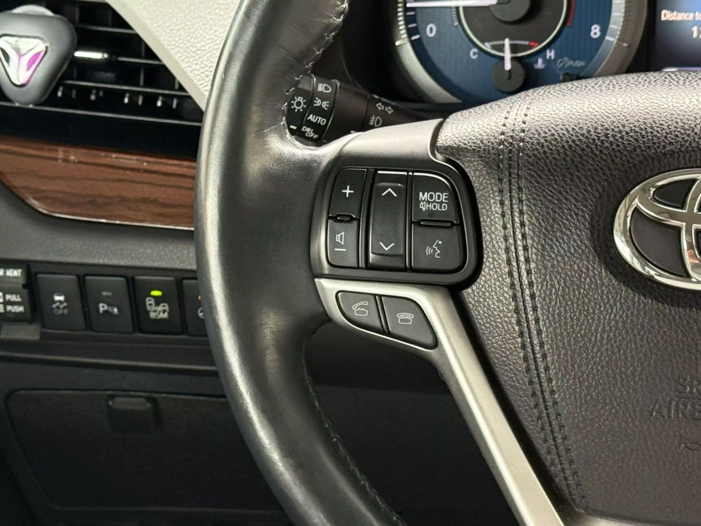 2017 Toyota Sienna - Image 32