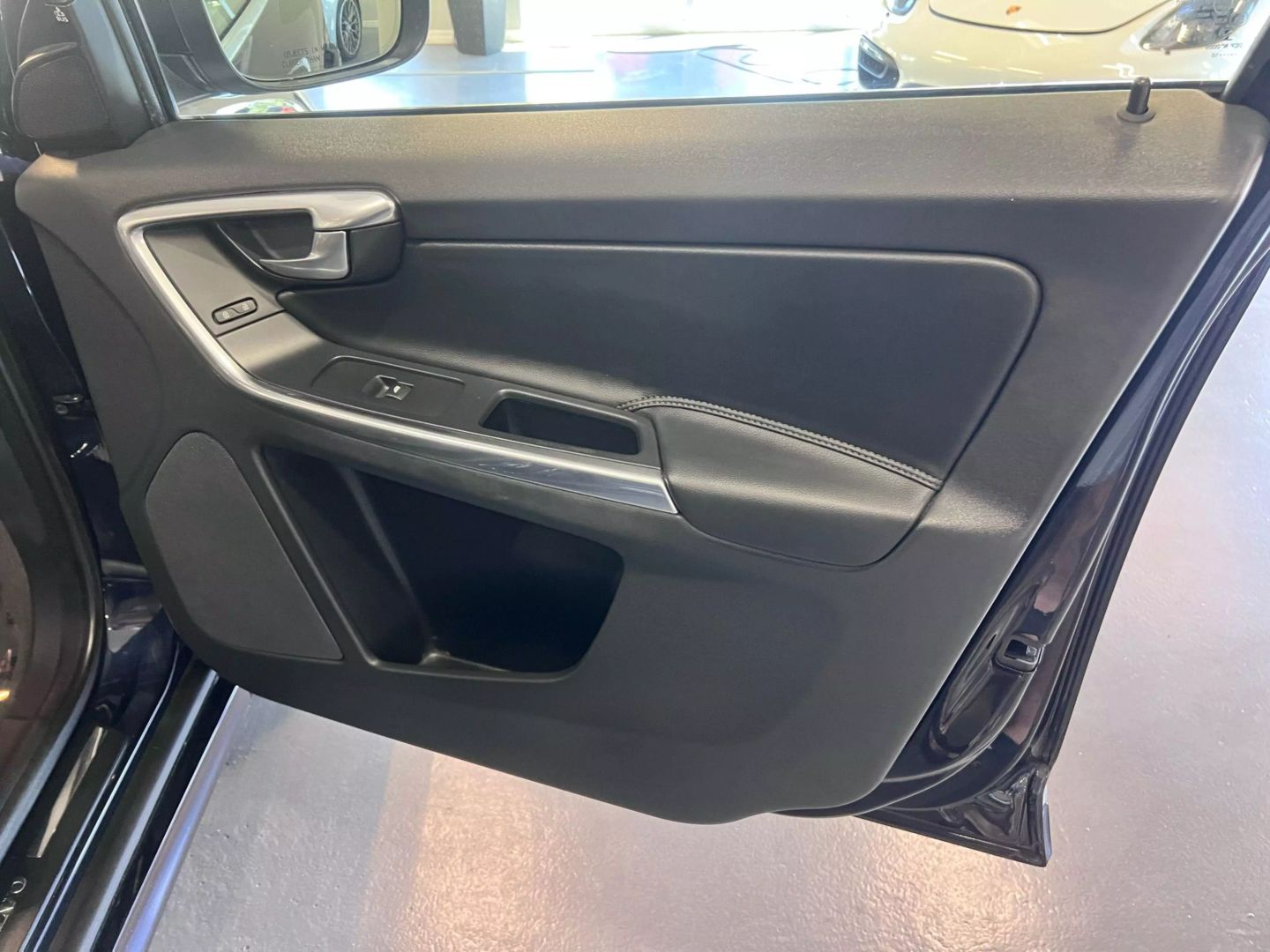 2016 Volvo Xc60 T5 Platinum Sport Utility 4d - Image 17