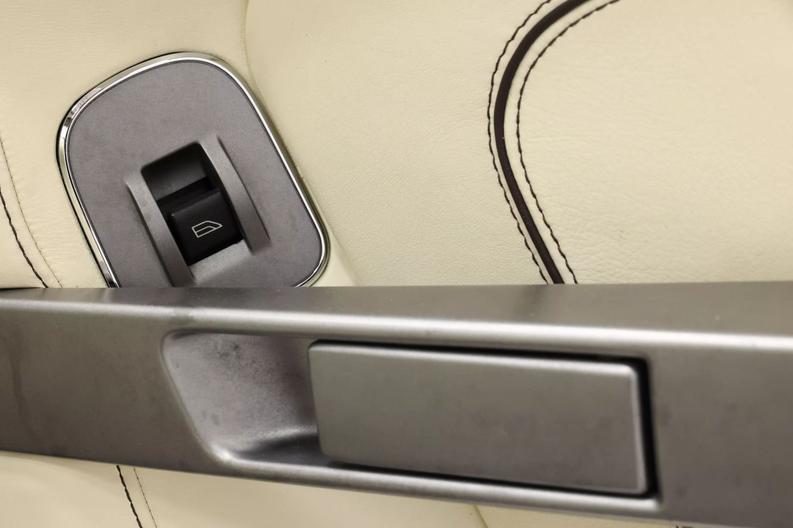 2012 Aston Martin Virage - Image 64