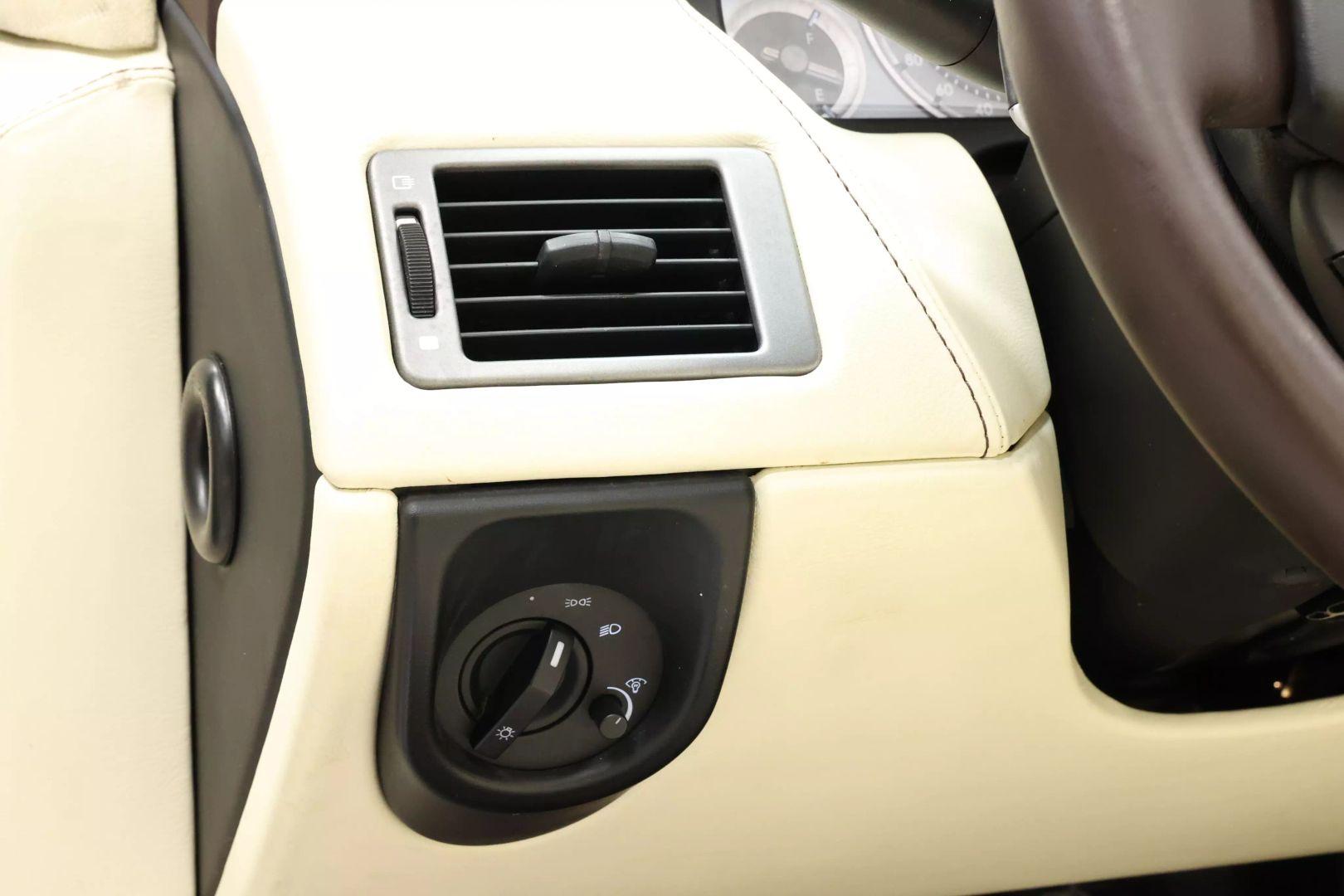 2012 Aston Martin Virage - Image 20