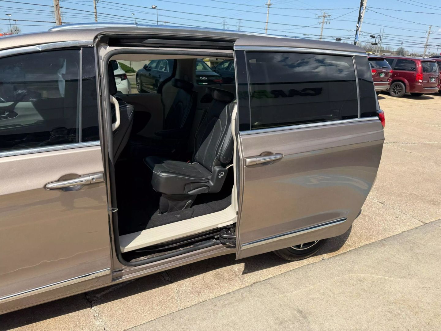 2017 Chrysler Pacifica - Image 21