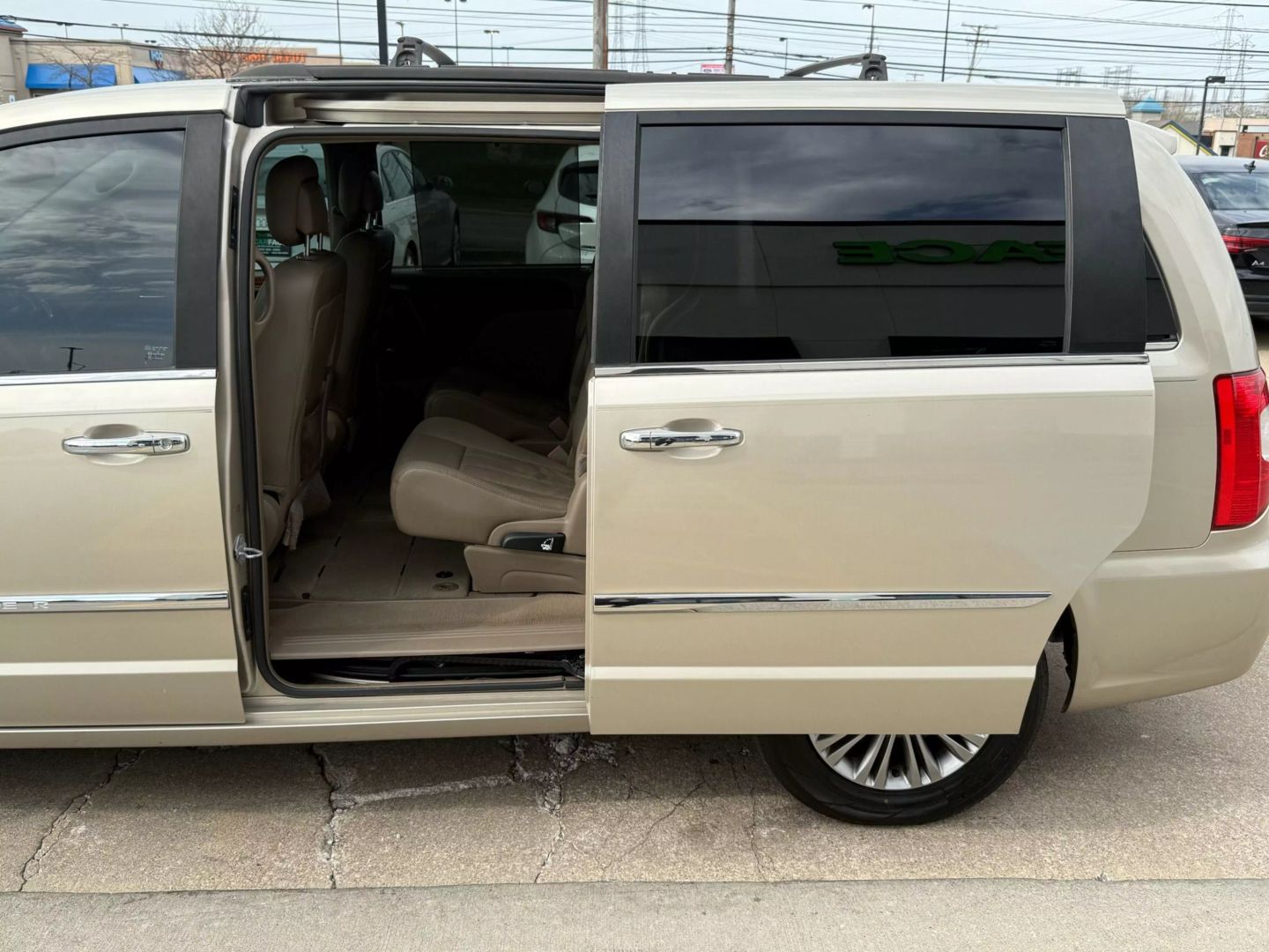 2016 Chrysler Town & Country - Image 19