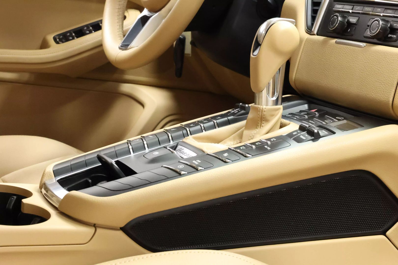 2016 Porsche Macan - Image 83