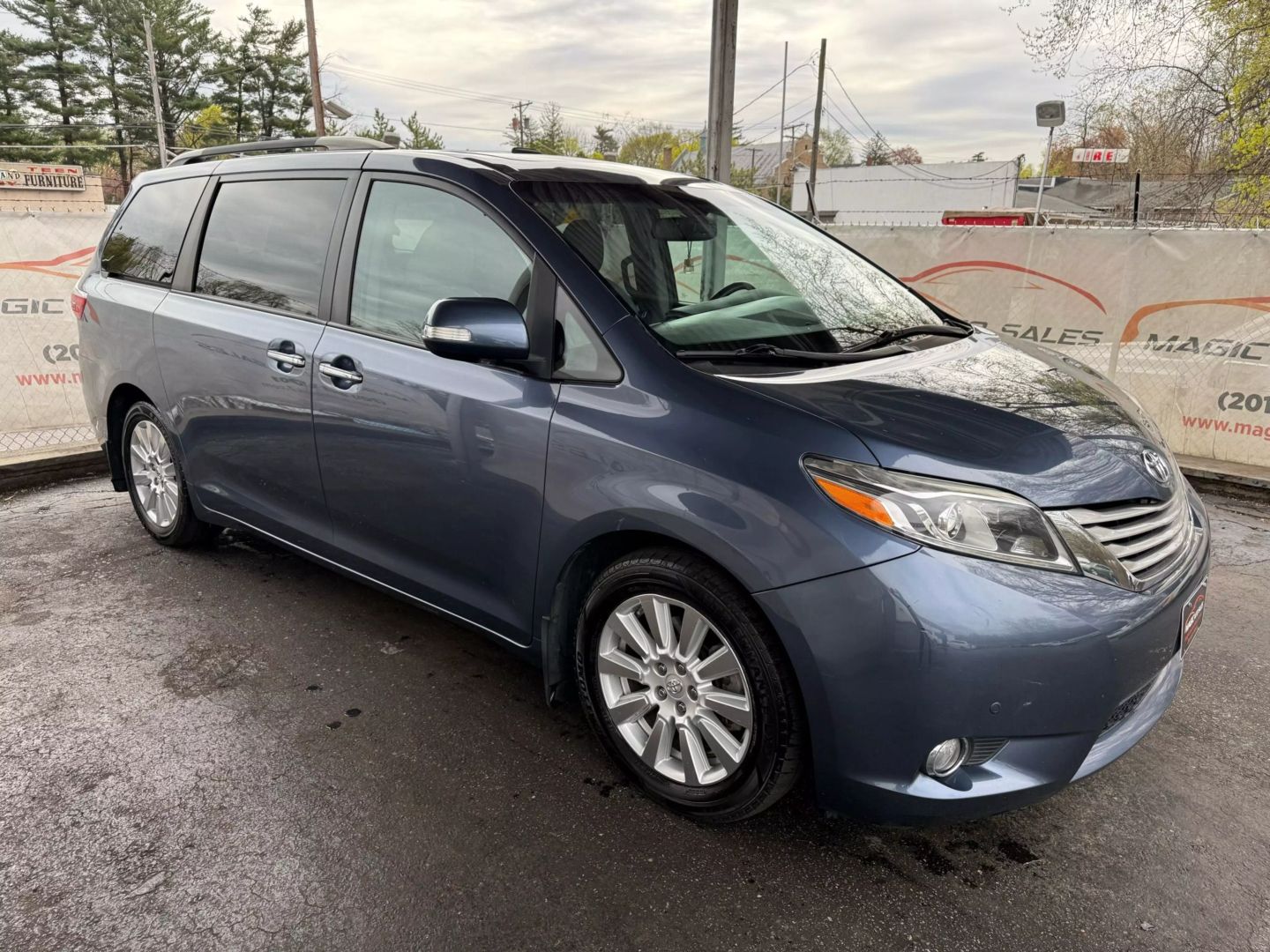 2017 Toyota Sienna - Image 7