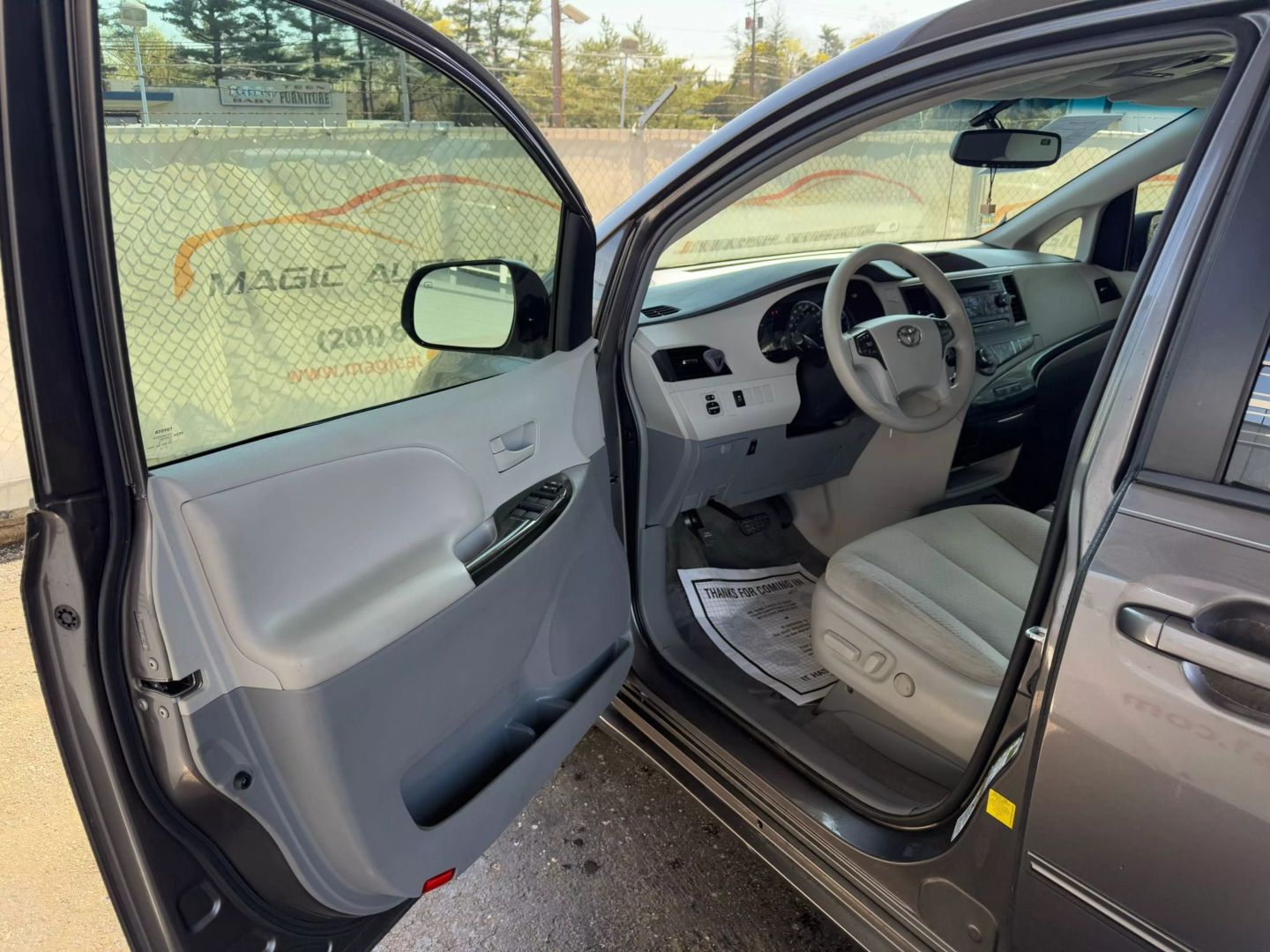 2013 Toyota Sienna - Image 9