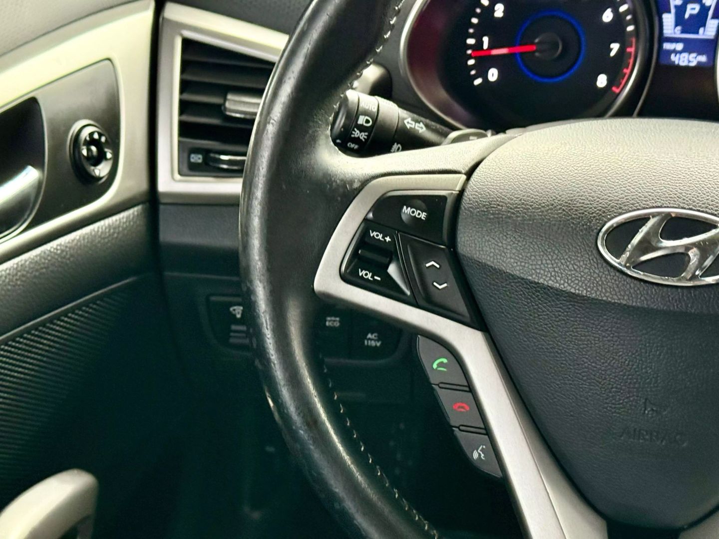 2013 Hyundai Veloster - Image 31
