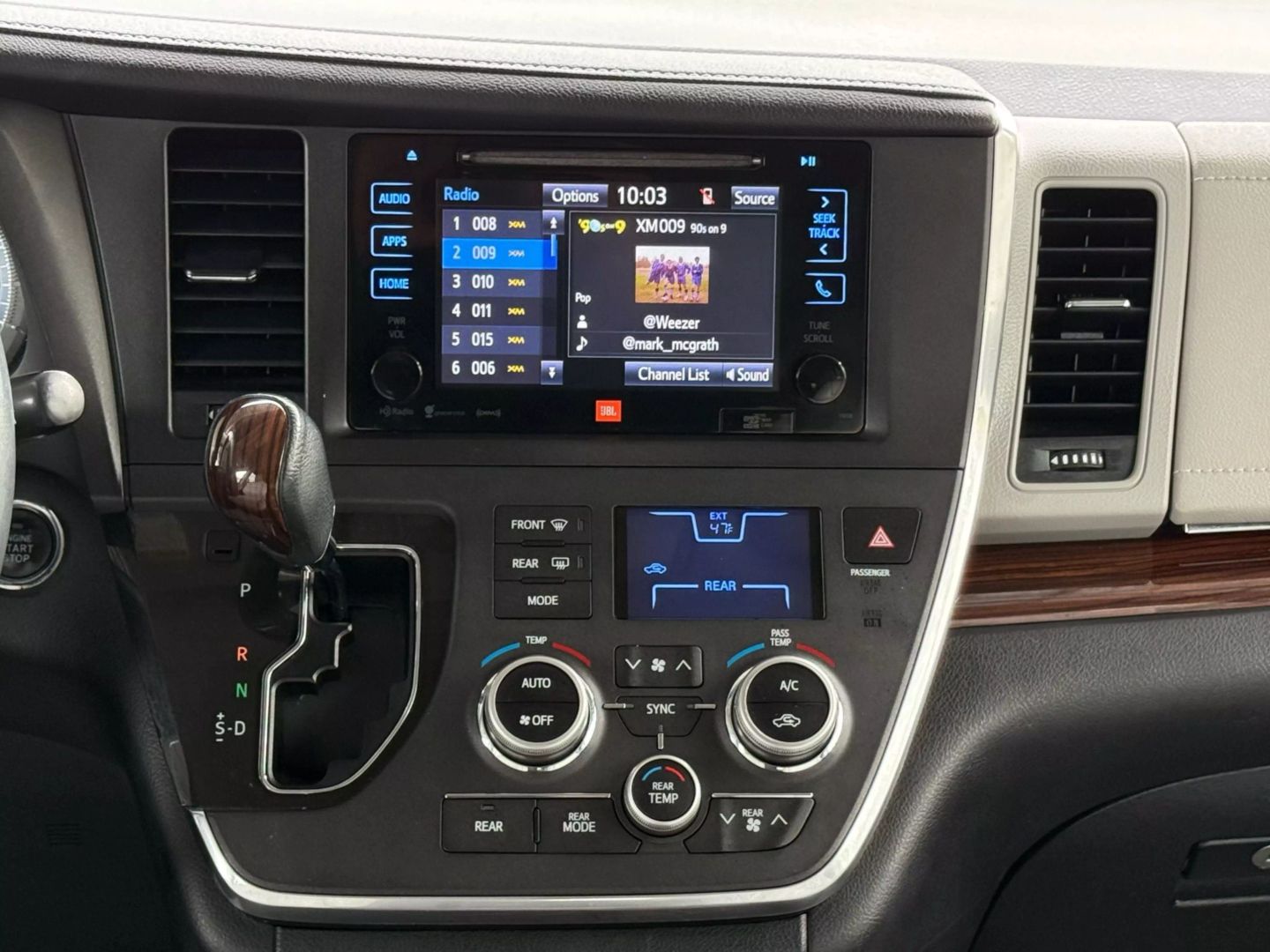 2017 Toyota Sienna - Image 27