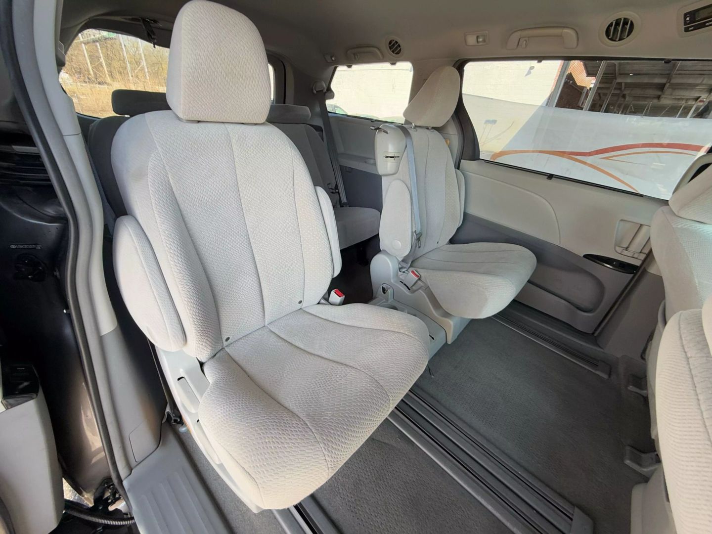 2013 Toyota Sienna - Image 17