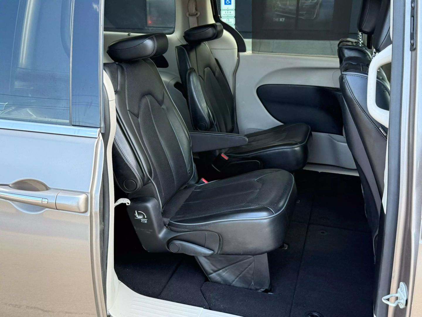 2017 Chrysler Pacifica - Image 27