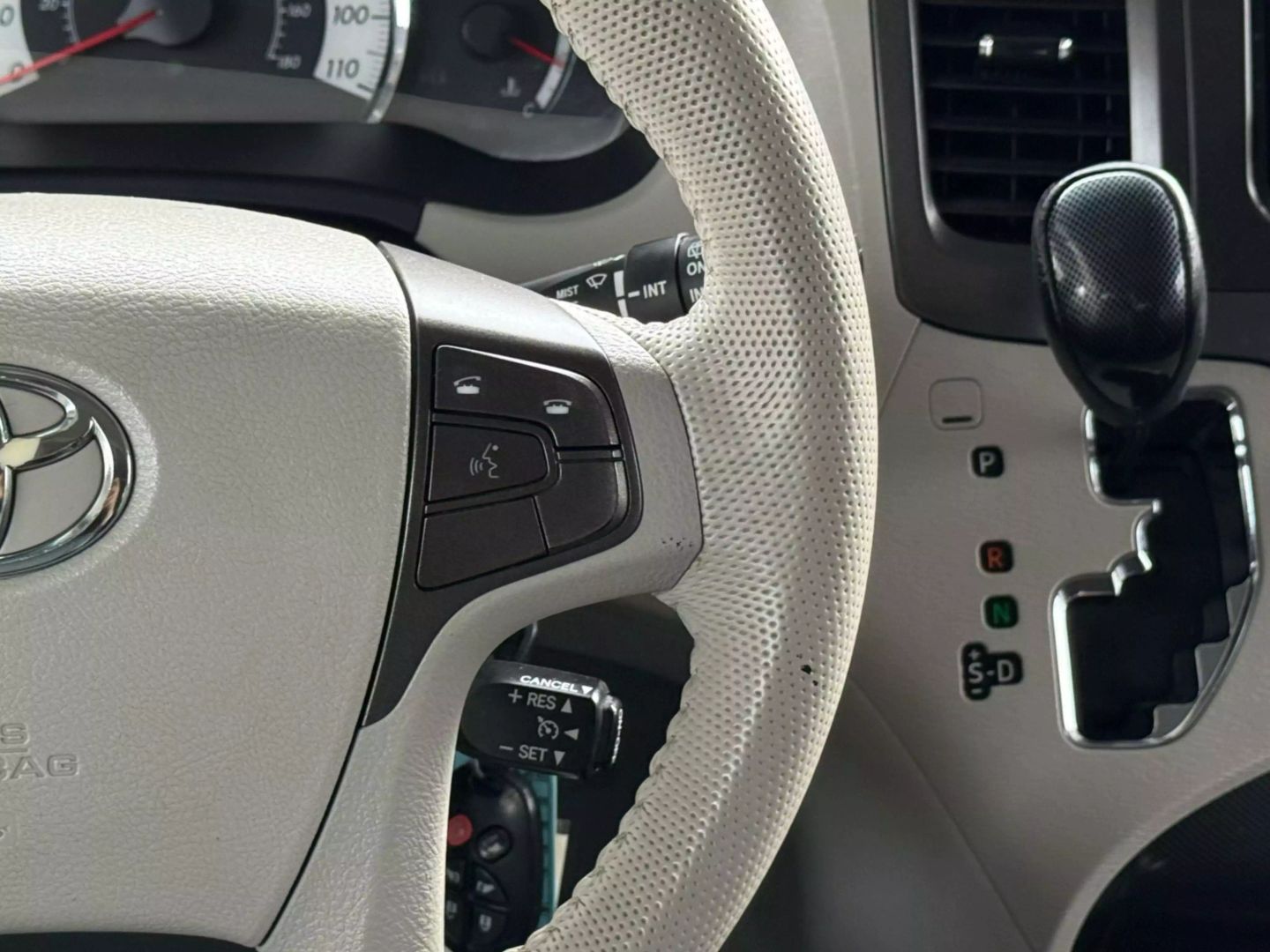 2013 Toyota Sienna - Image 31