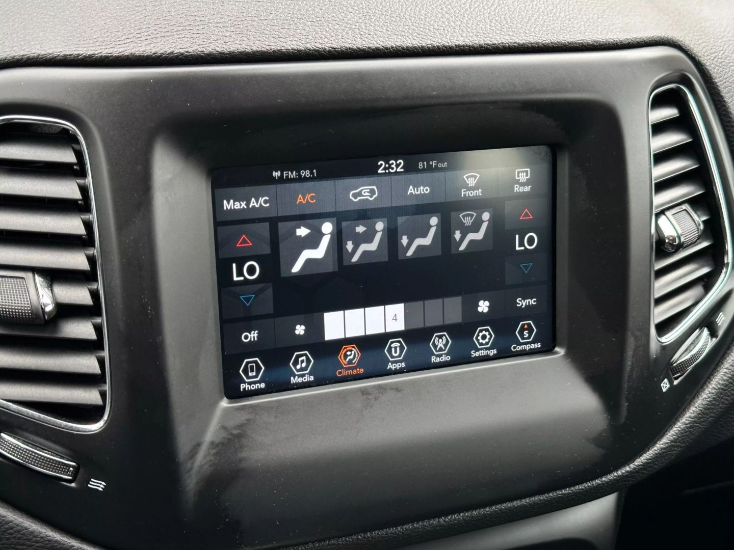 2019 Jeep Compass - Image 30