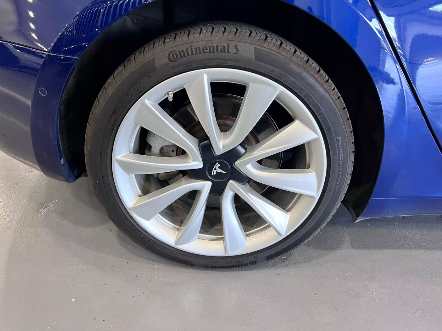 2018 Tesla Model 3 Mid Range Sedan 4d - Image 10