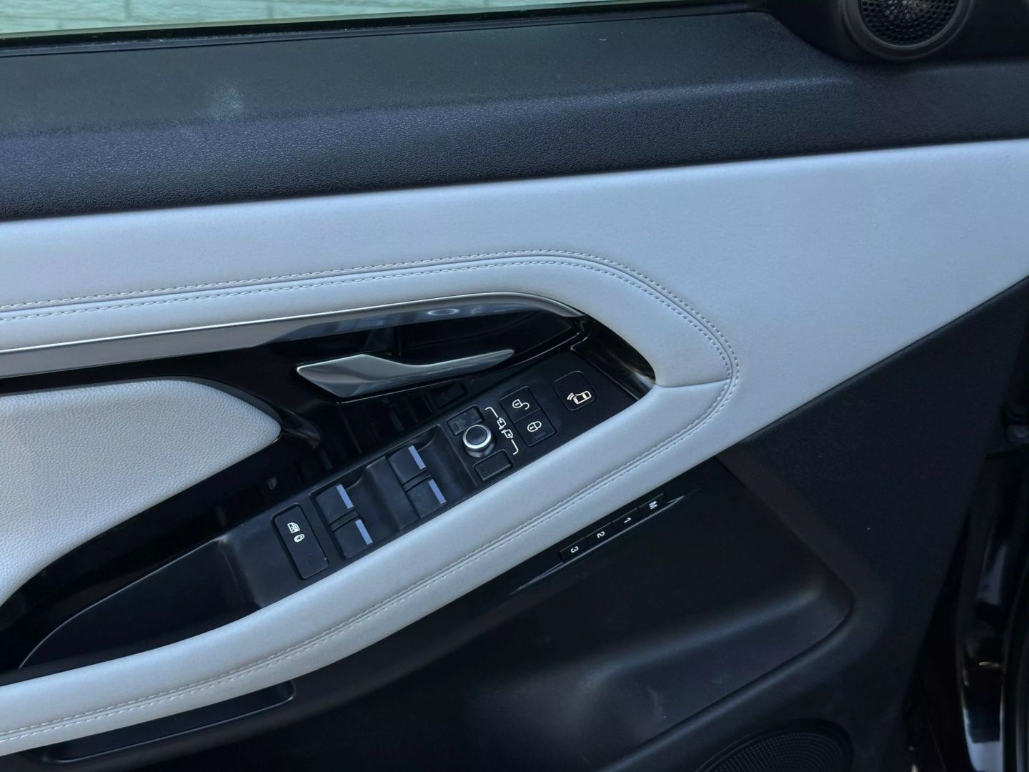 2020 Land Rover Range Rover Evoque - Image 11