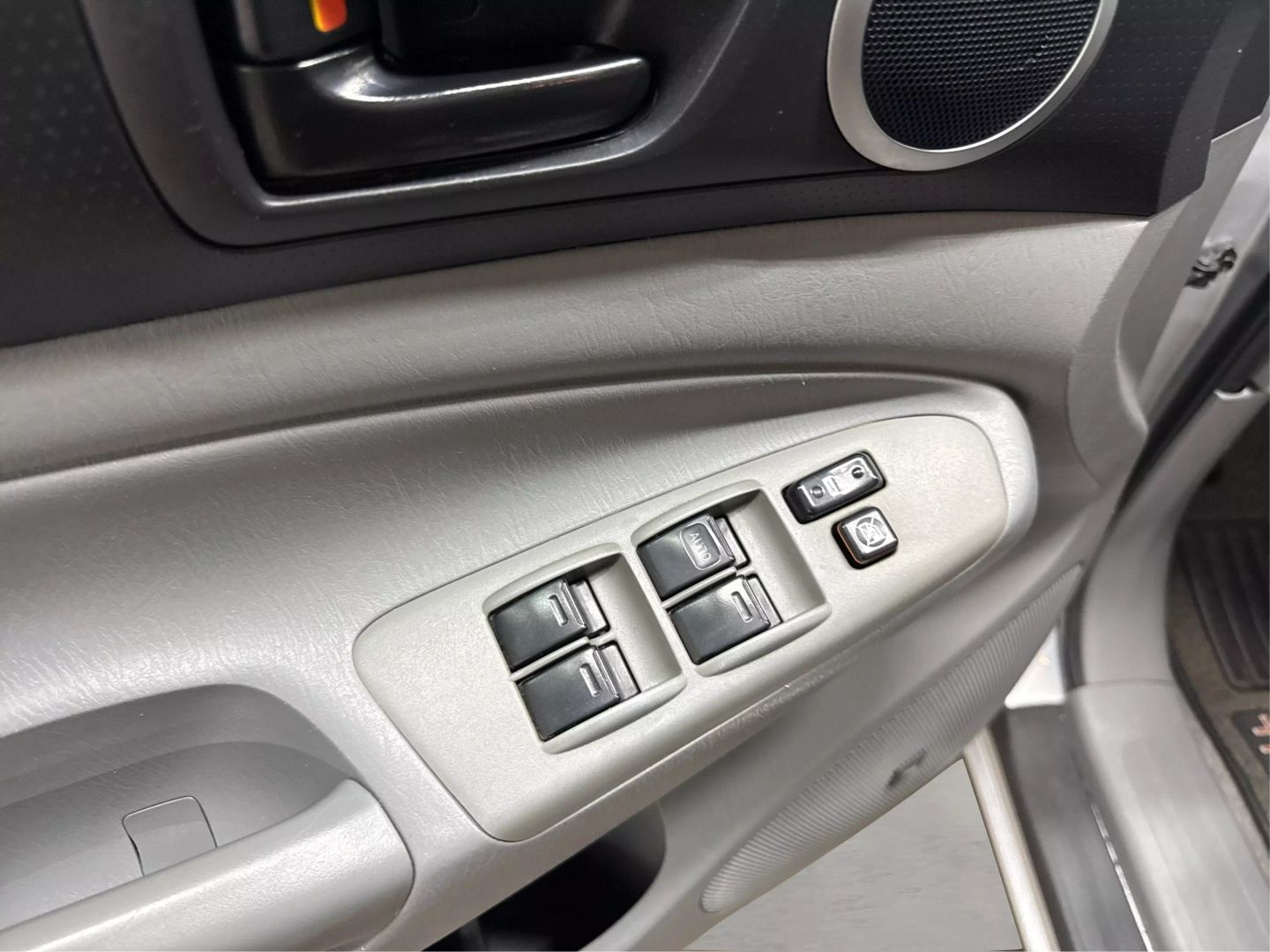 2011 Toyota Tacoma Double Cab - Image 25