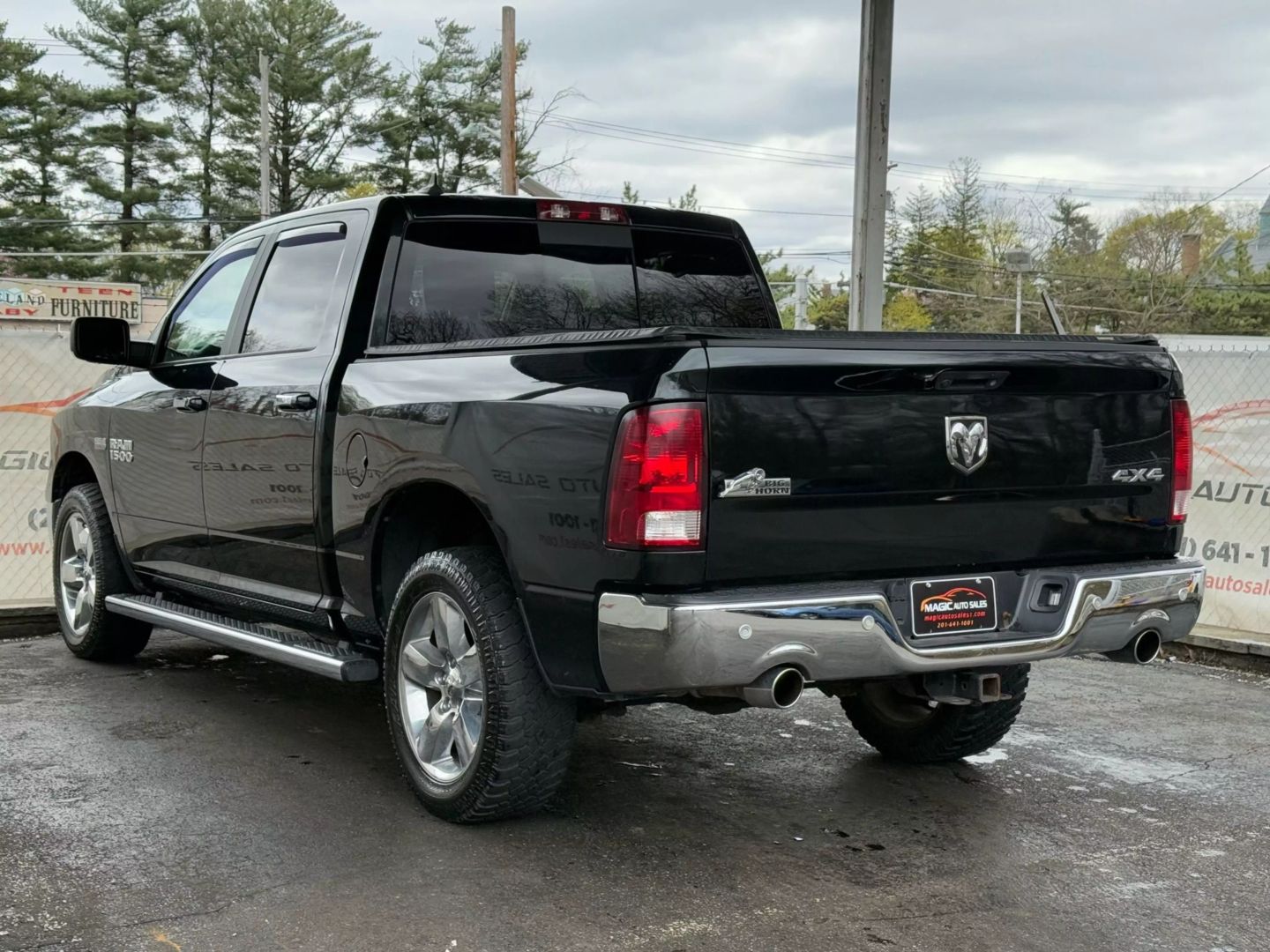 2017 Ram 1500 Crew Cab - Image 11