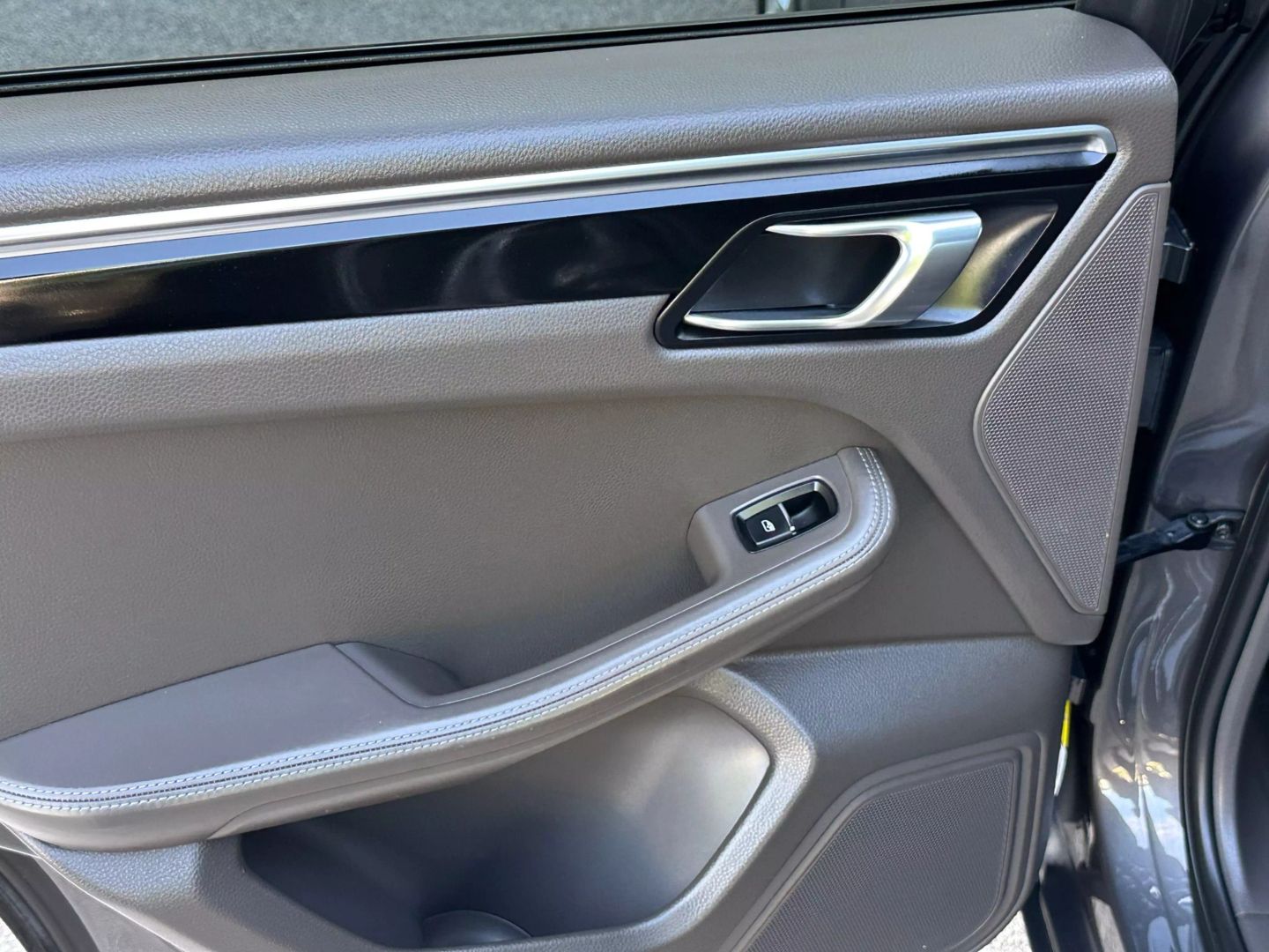 2015 Porsche Macan - Image 12