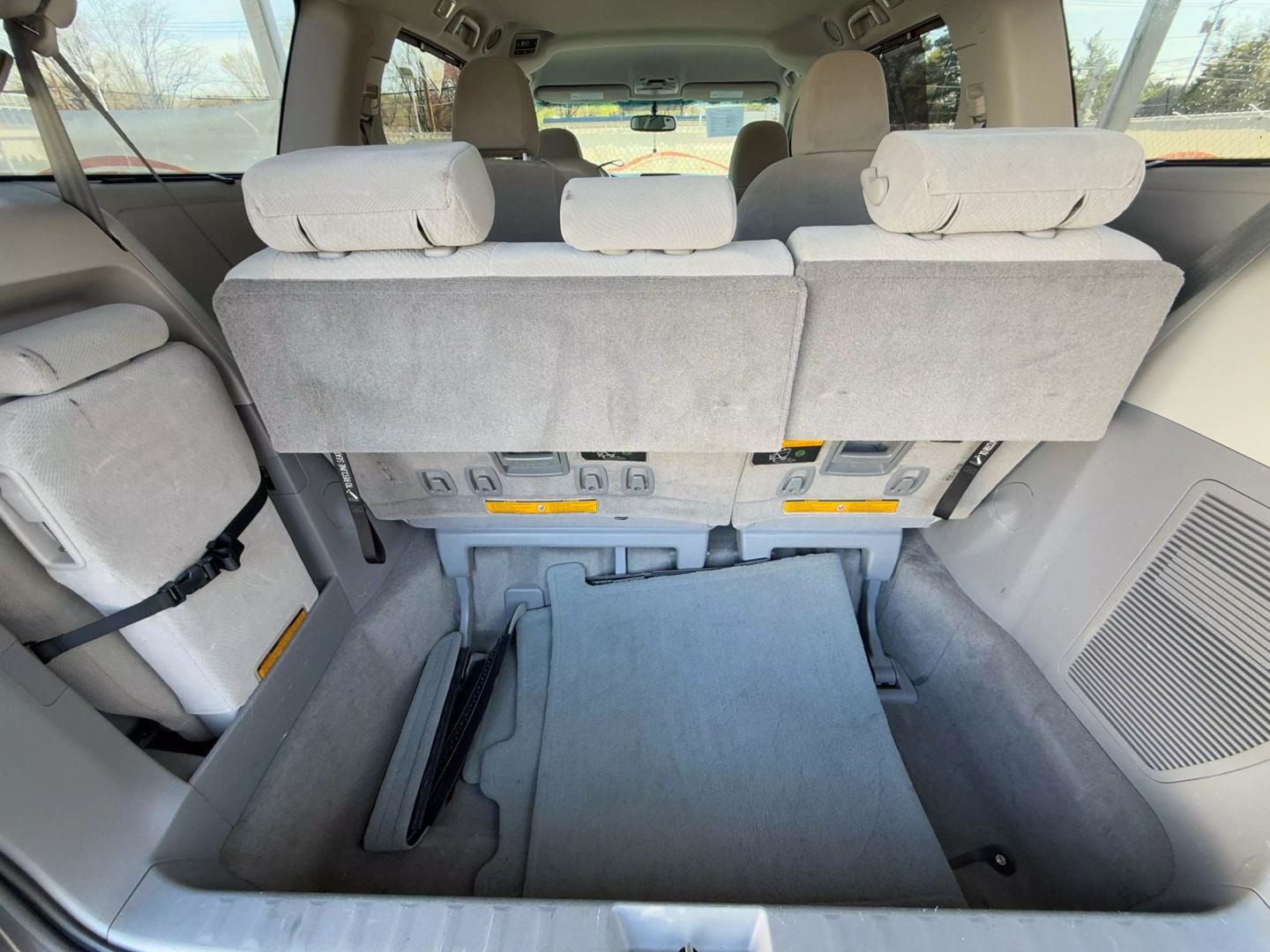 2013 Toyota Sienna - Image 15