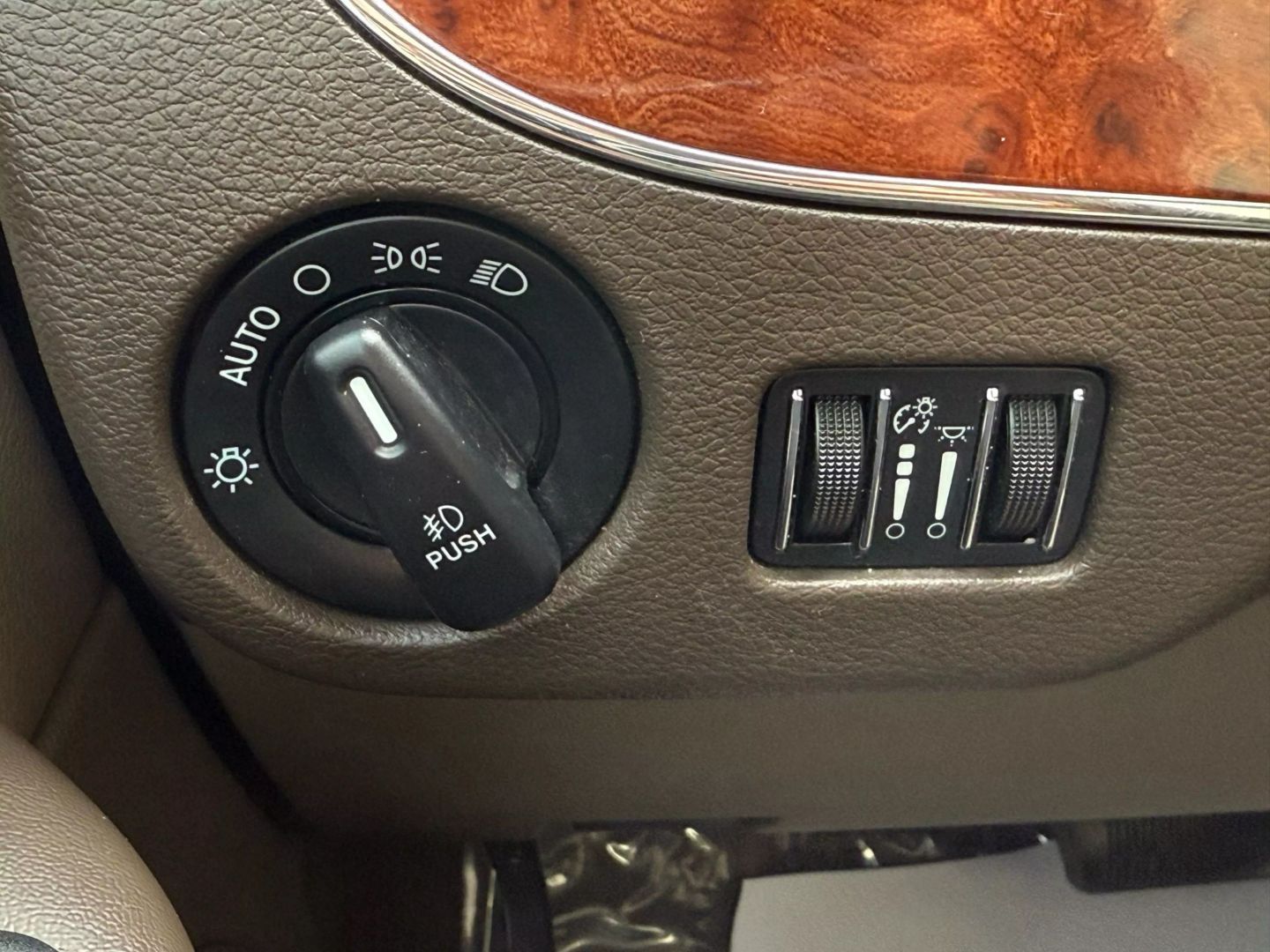2016 Chrysler Town & Country - Image 49