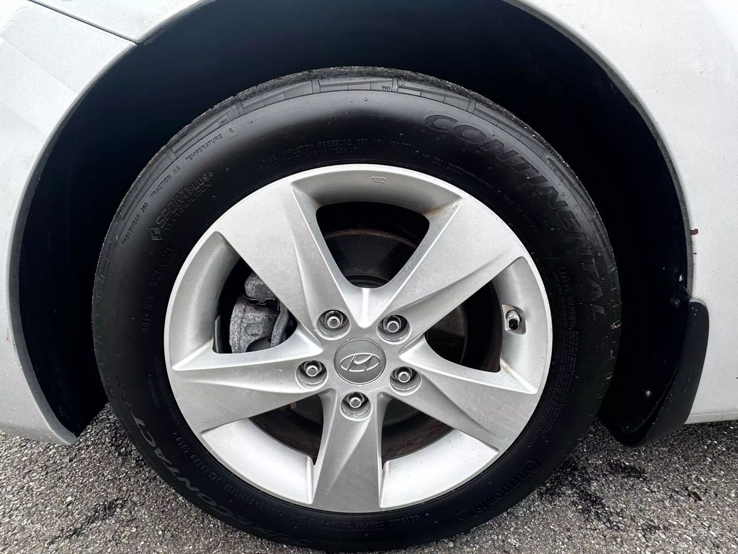 2013 Hyundai Elantra - Image 30