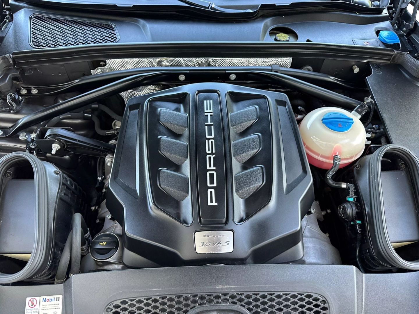 2015 Porsche Macan - Image 35