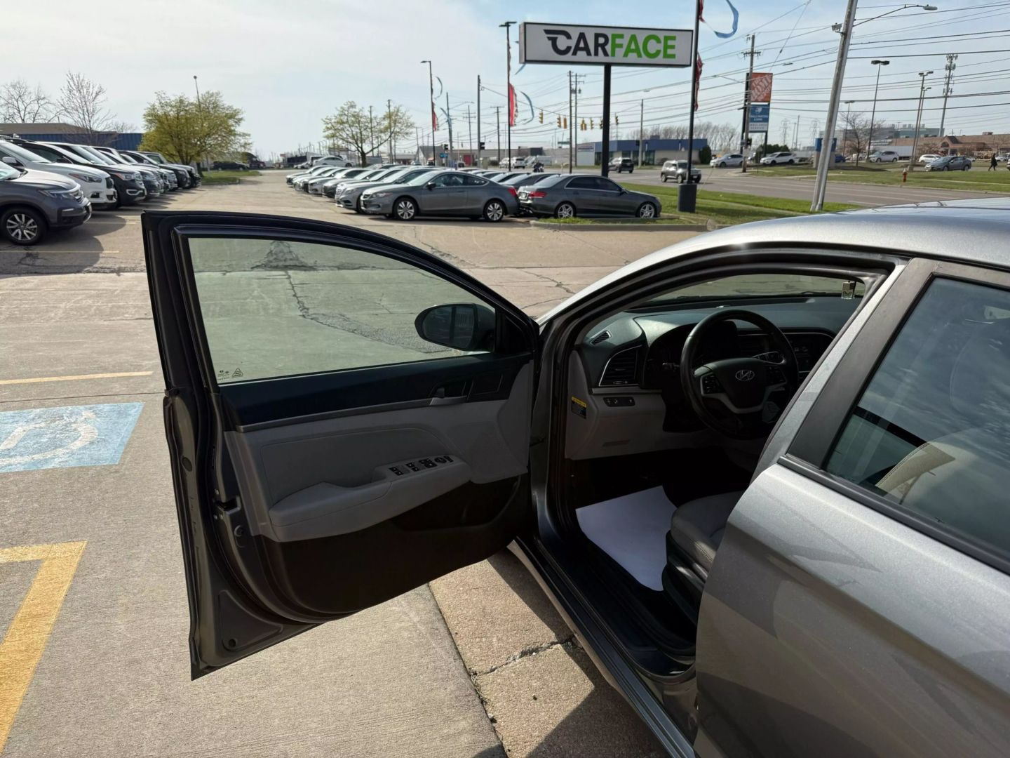 2018 Hyundai Elantra - Image 16