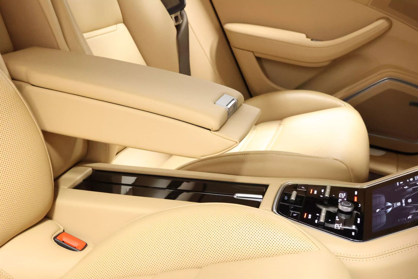 2017 Porsche Panamera - Image 75