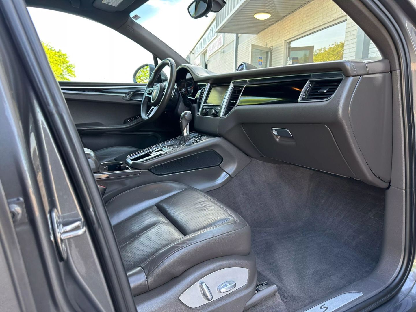 2015 Porsche Macan - Image 19