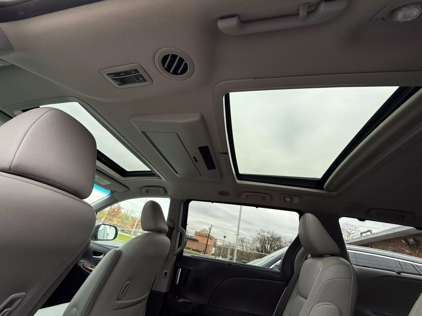 2017 Toyota Sienna - Image 39