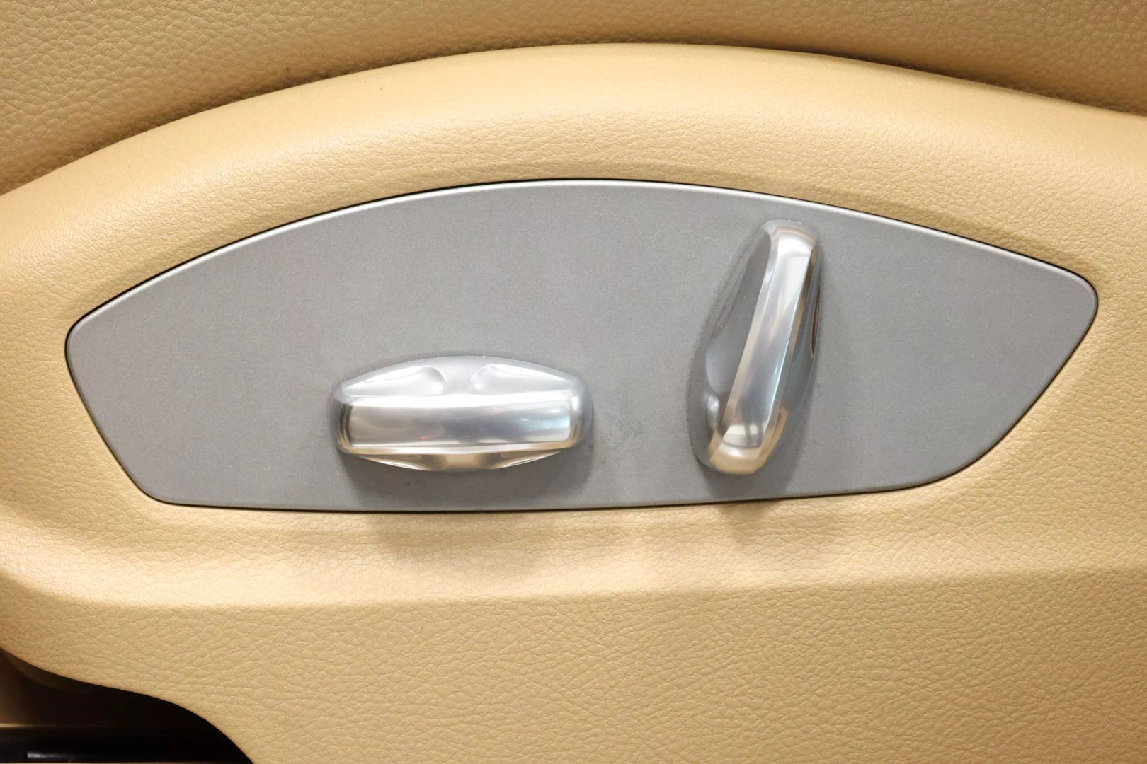 2016 Porsche Macan - Image 13