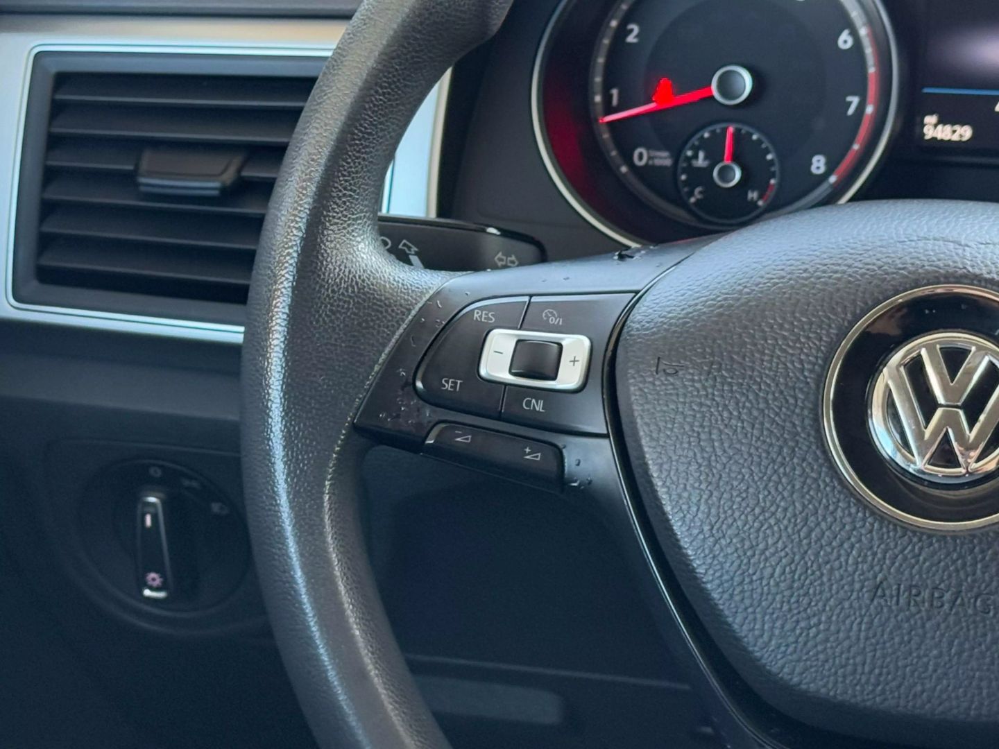2018 Volkswagen Atlas - Image 32