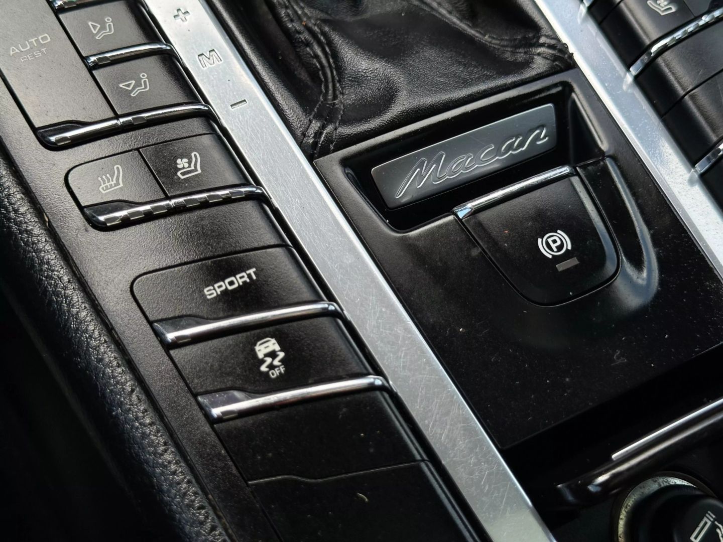 2017 Porsche Macan - Image 40