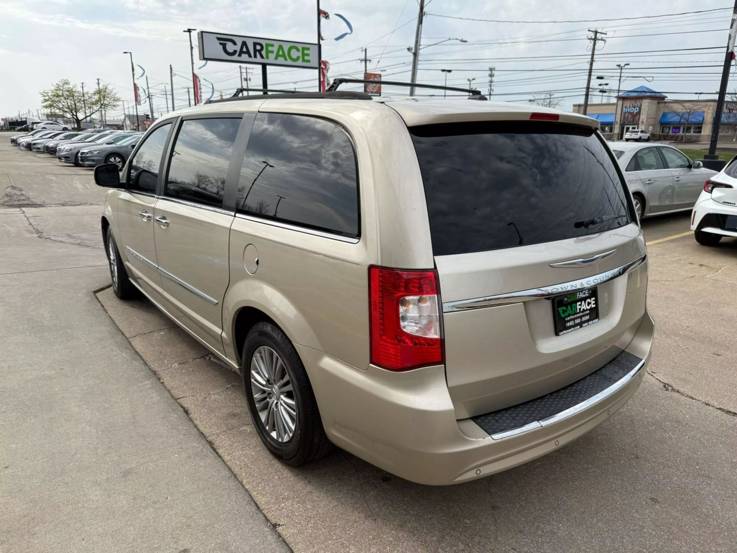 2016 Chrysler Town & Country - Image 8