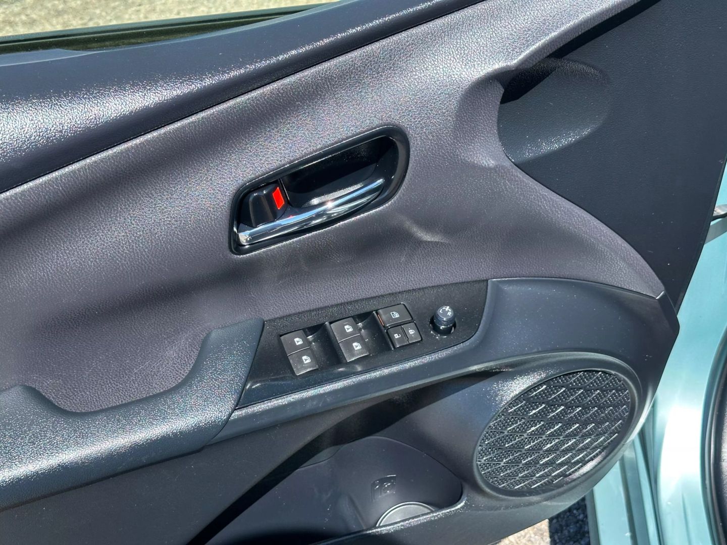2016 Toyota Prius - Image 12