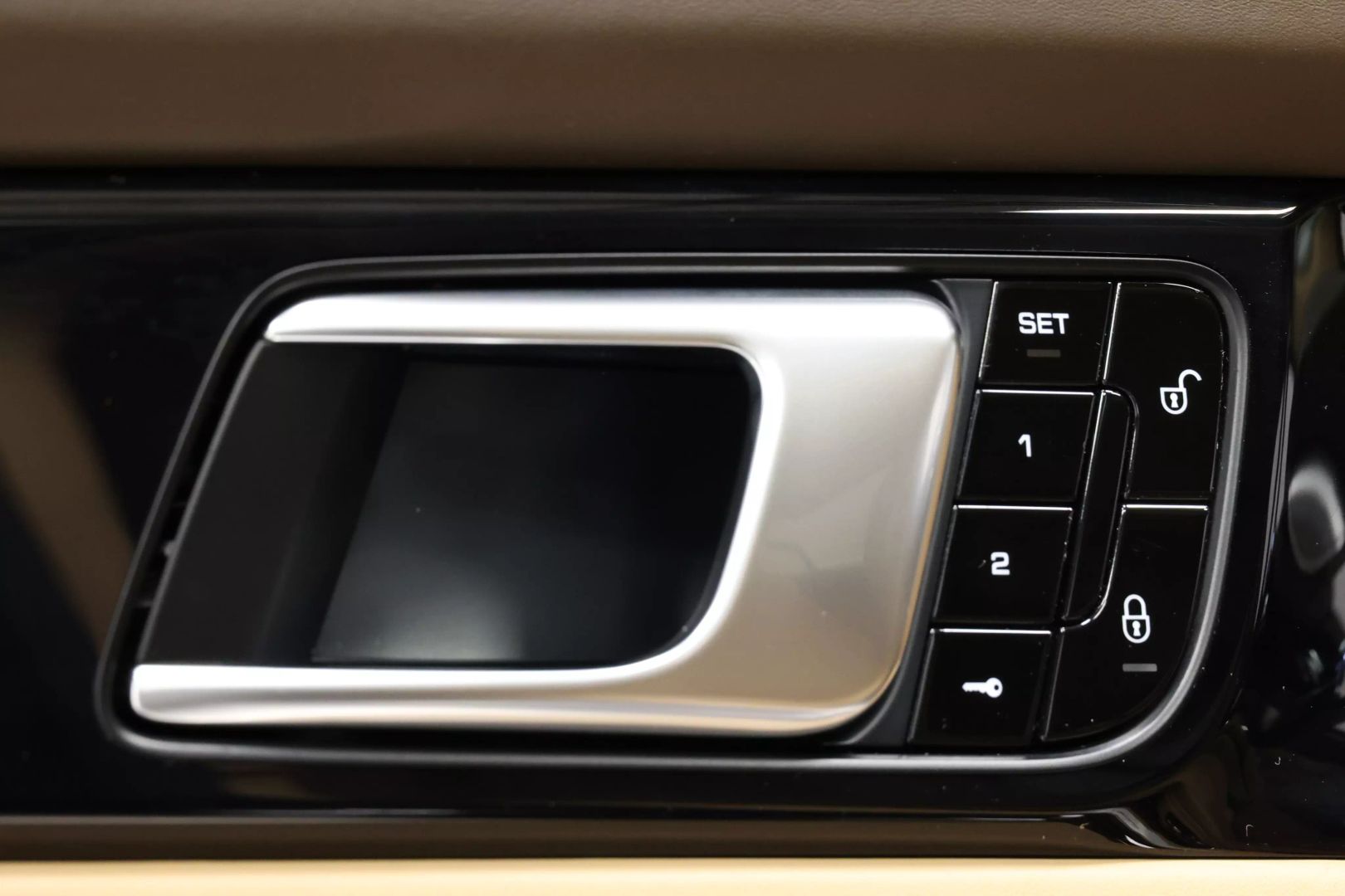 2017 Porsche Panamera - Image 11