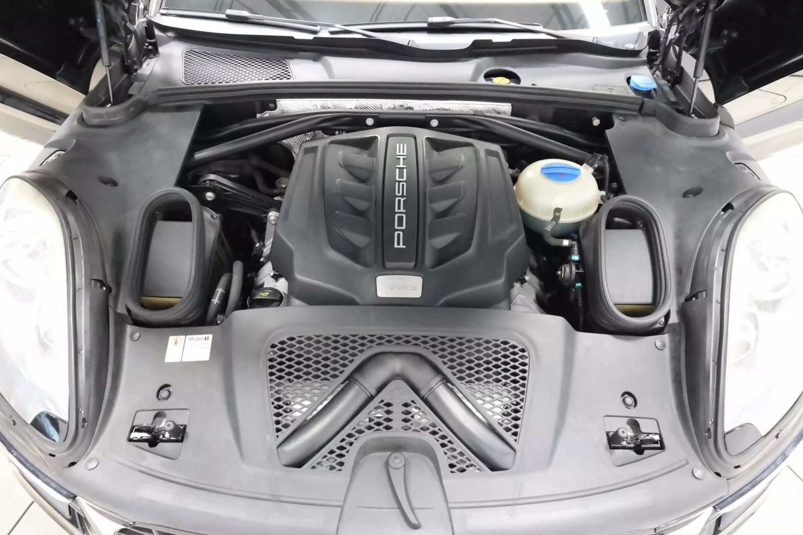 2016 Porsche Macan - Image 91