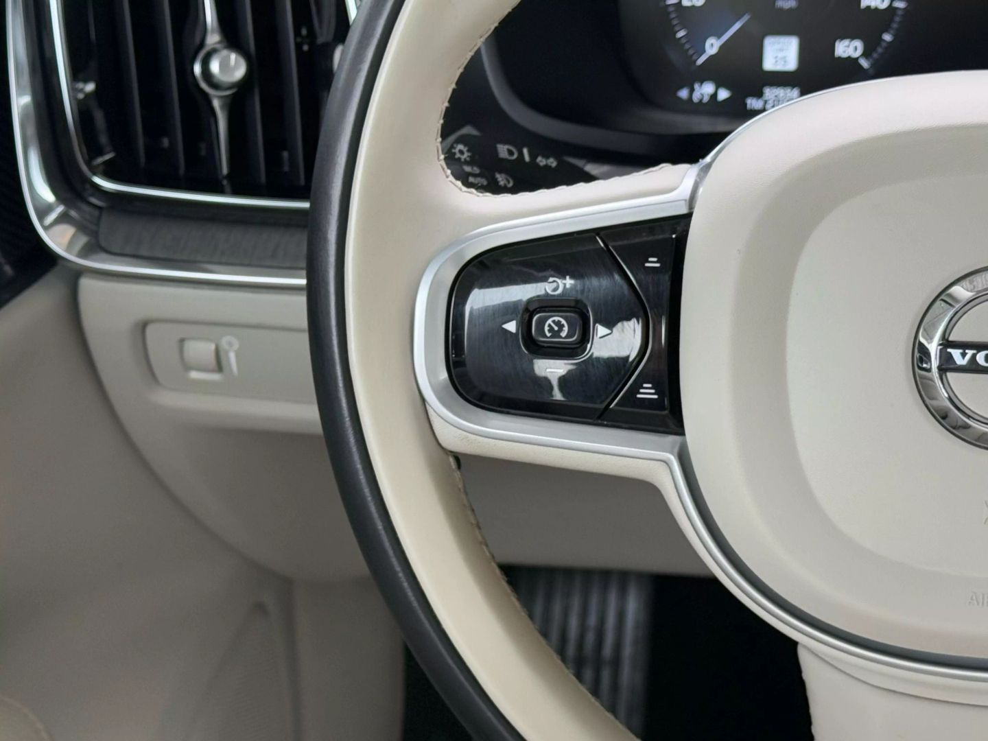 2022 Volvo S60 - Image 36