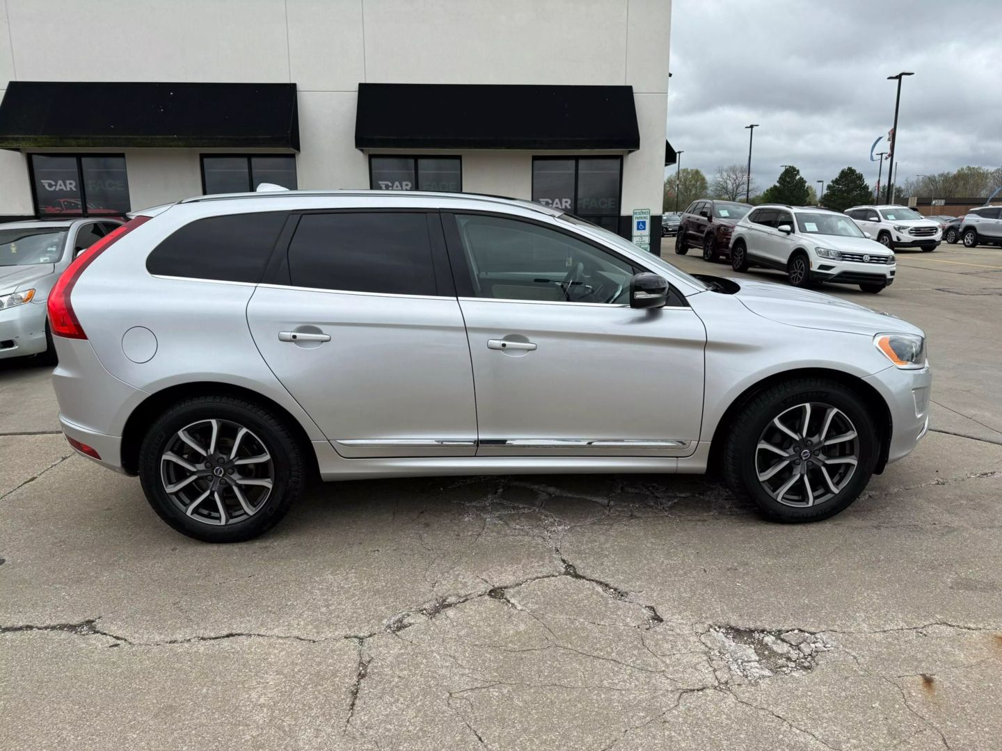 2017 Volvo Xc60 - Image 16