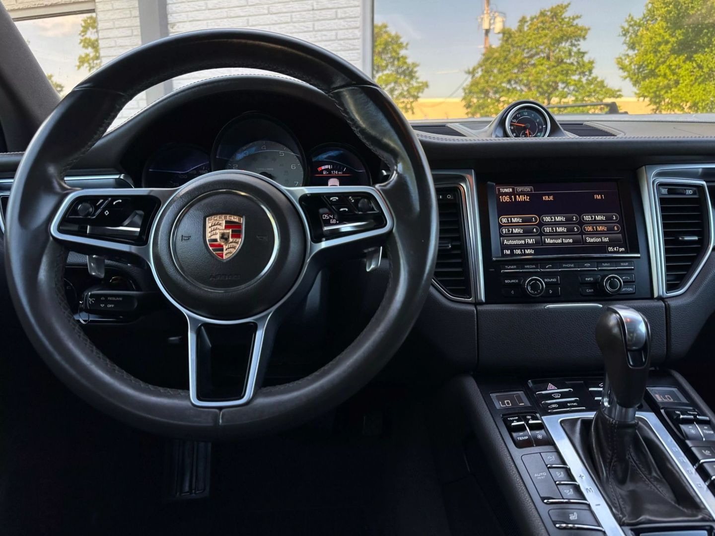 2015 Porsche Macan - Image 24