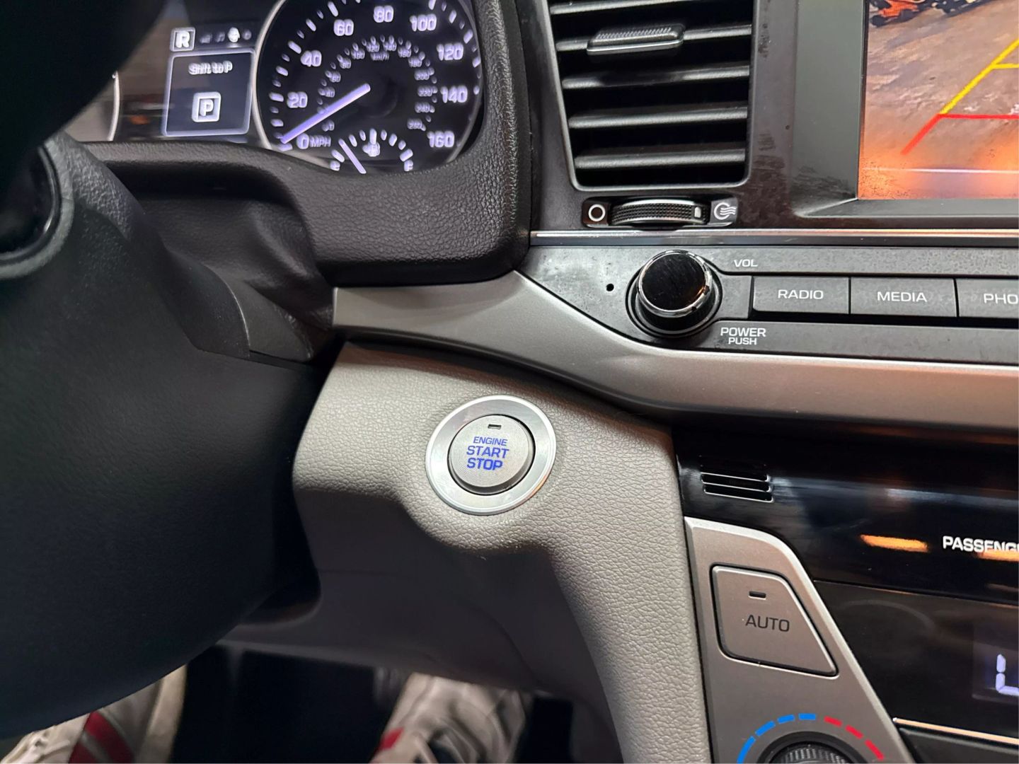 2018 Hyundai Elantra - Image 24