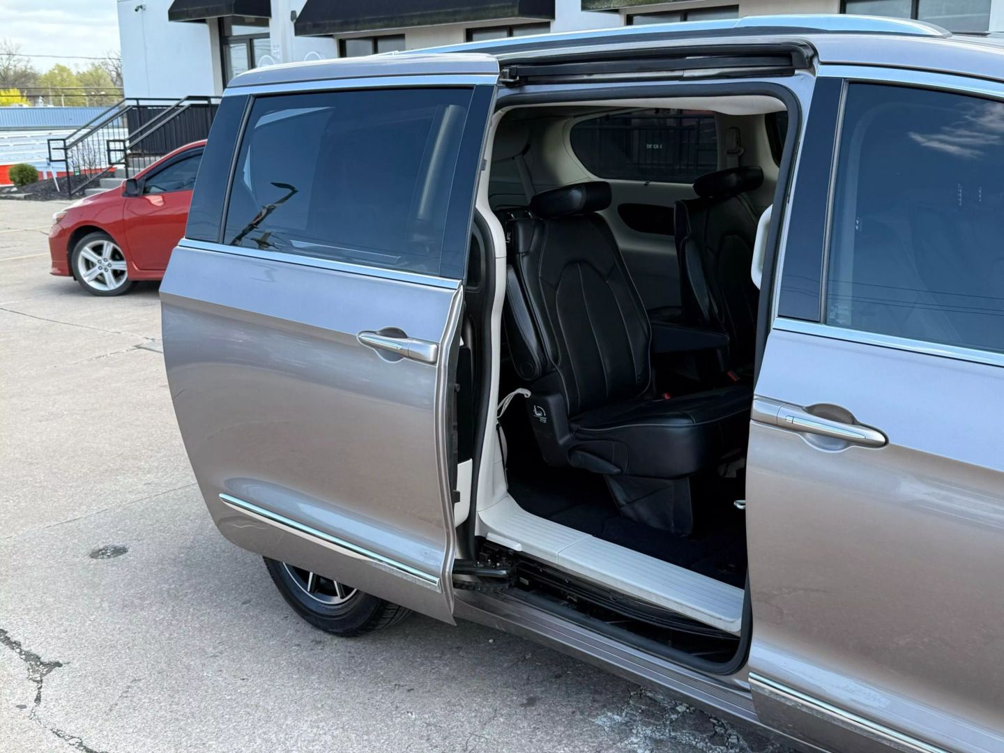 2017 Chrysler Pacifica - Image 26