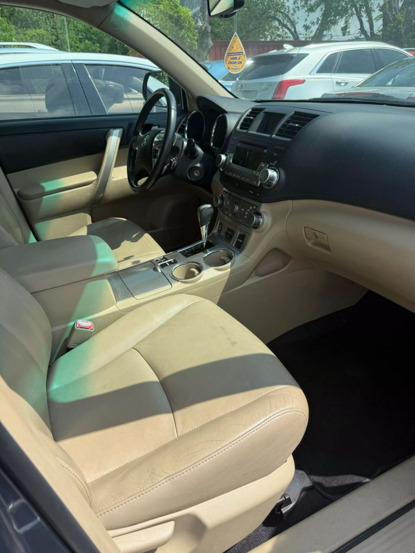 2011 Toyota Highlander - Image 4
