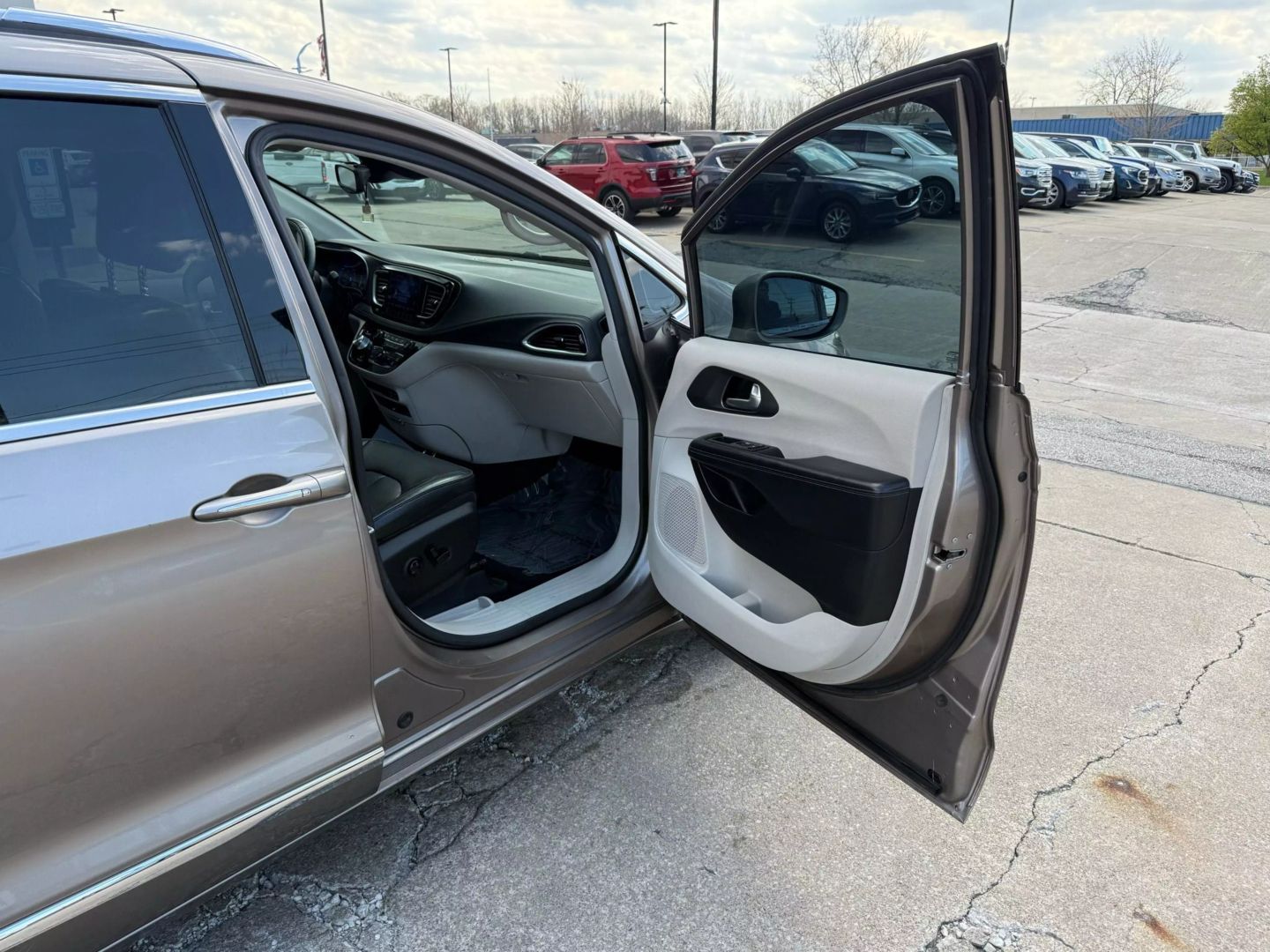 2017 Chrysler Pacifica - Image 30