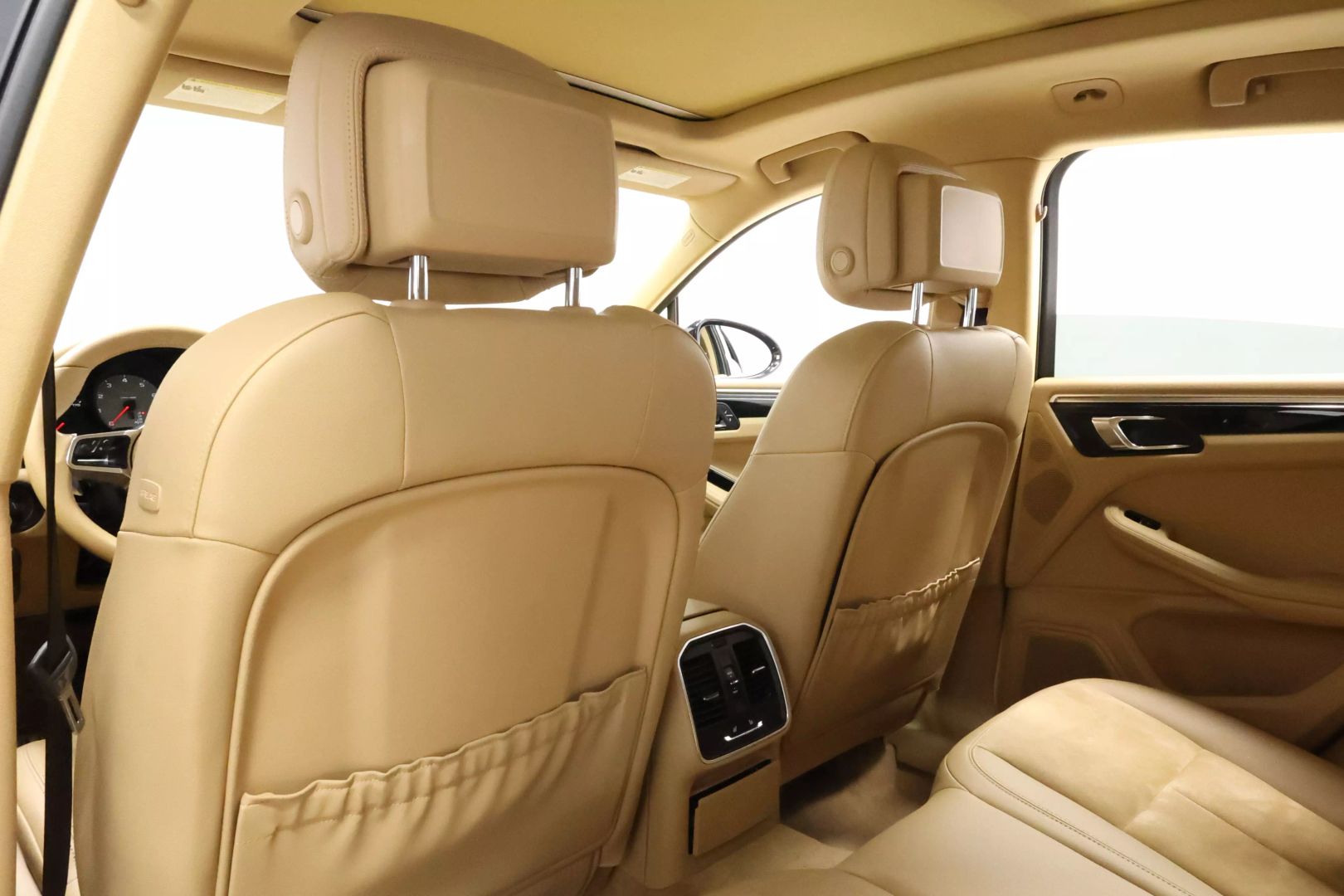 2016 Porsche Macan - Image 49