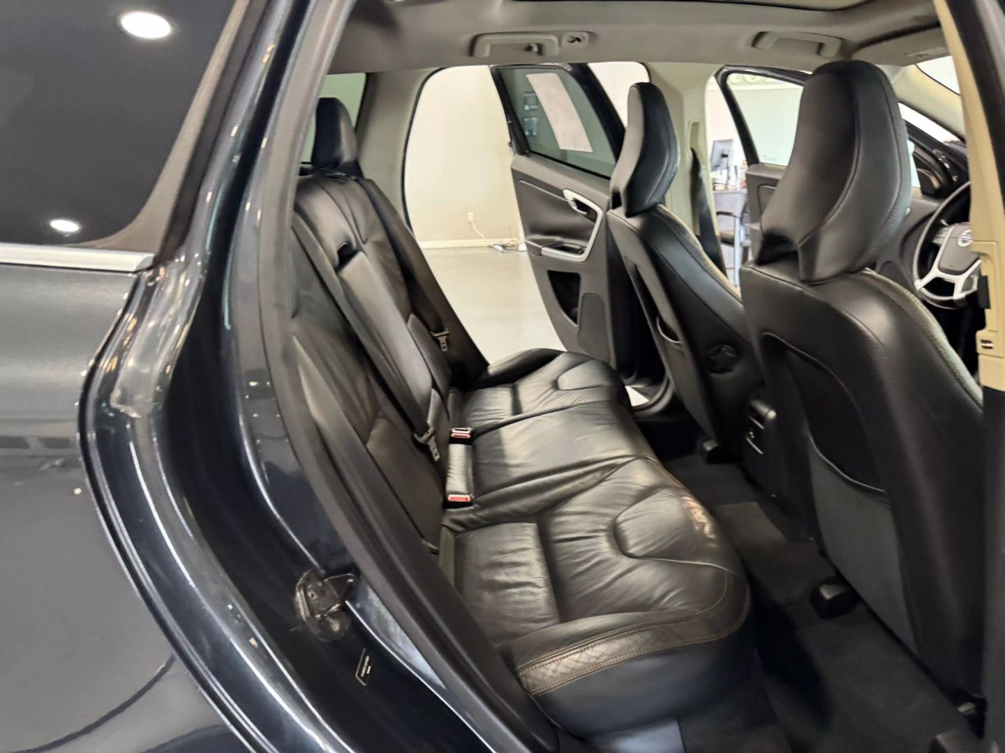 2012 Volvo Xc60 3.2 Sport Utility 4d - Image 18